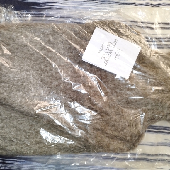 Self care pampering bundle, hot water bottle, slippers, body scrub, bath bomb - Picture 5 of 6